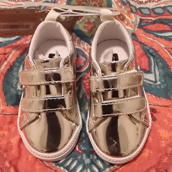 Super cute gold shiny toddler girl's shoes - Picture 1 of 3